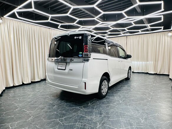 2018 Toyota Voxy III (R80) Рестайлинг, белый, 2199999 рублей - вид 6