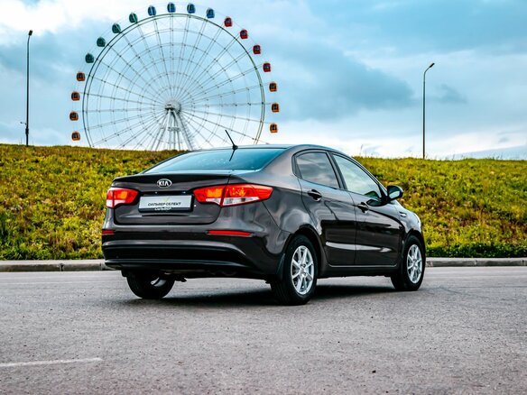 2016 Kia Rio III Рестайлинг, коричневый, 950000 рублей - вид 1