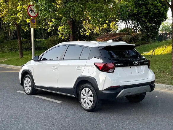 2022 Toyota Yaris IV, белый, 979099 рублей - вид 5