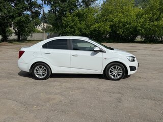 2014 Chevrolet Aveo II, белый, 600000 рублей, вид 2