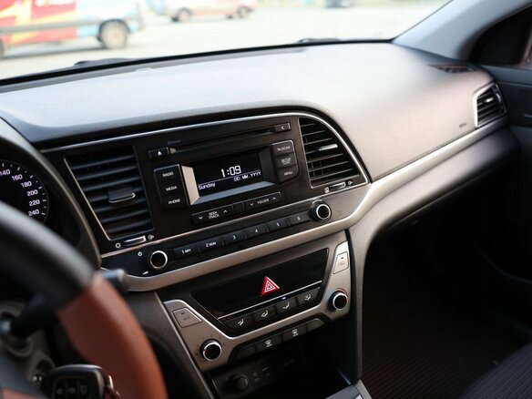 2017 Hyundai Elantra VI (AD), серебристый, 1300000 рублей - вид 14