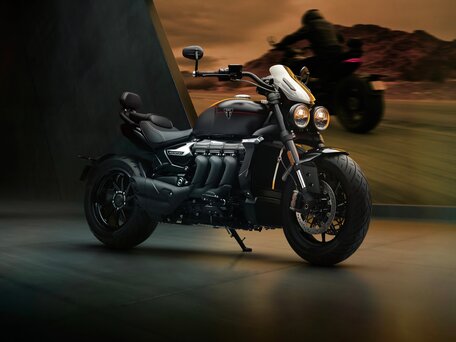 2025 Triumph Rocket 3, чёрный, 2899000 рублей, вид 4