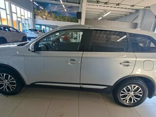 2018 Mitsubishi Outlander III Рестайлинг 2, серебристый, 2024000 рублей, вид 4