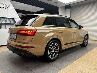 2025 Audi Q7 45 TFSI II (4M) Рестайлинг 2, золотистый, 11690000 рублей, вид 3