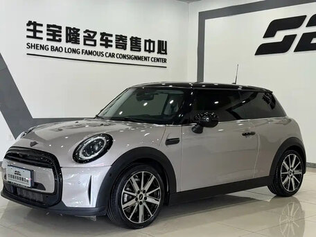 2022 Mini Hatch Cooper III (F55/F56) Рестайлинг 2, серый, 1980000 рублей, вид 4