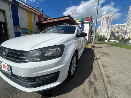 2018 Volkswagen Polo V Рестайлинг, белый, 900000 рублей, вид 2