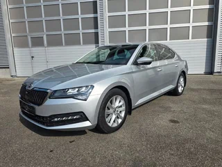 2023 Skoda Superb III Рестайлинг, серебристый, 2650000 рублей, вид 1