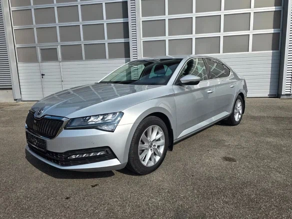2023 Skoda Superb III Рестайлинг, серебристый, 2650000 рублей