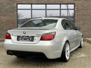 2005 BMW 5 серии 525i V (E60/E61), серебристый, 1300000 рублей, вид 4