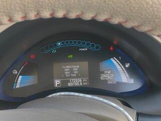 2013 Nissan Leaf (EM57) I (ZE0/AZE0), красный, 1450000 рублей, вид 5