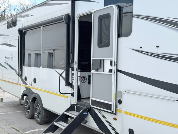 2023 Grand Design RV Solitude, белый, 9965000 рублей - вид 22