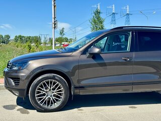 2014 Volkswagen Touareg II Рестайлинг, коричневый, 2500000 рублей, вид 3