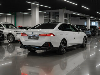 2024 BMW 5 серии 530i xDrive VIII (G60/G61/G68), белый, 7350000 рублей, вид 5