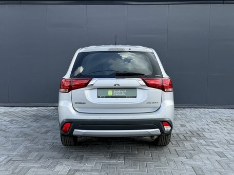 2016 Mitsubishi Outlander III Рестайлинг 2, серебристый, 1620000 рублей, вид 4