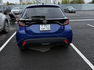 2021 Toyota Yaris IV, синий, 1110000 рублей, вид 4