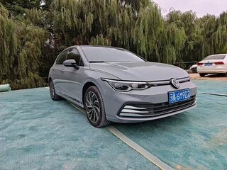 2023 Volkswagen Golf VIII, серебристый, 1520777 рублей, вид 1