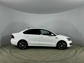 2018 Volkswagen Polo V Рестайлинг, белый, 1021000 рублей, вид 4