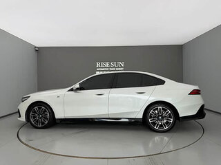 2024 BMW 5 серии 525i VIII (G60/G61/G68), белый, 5502454 рублей, вид 4
