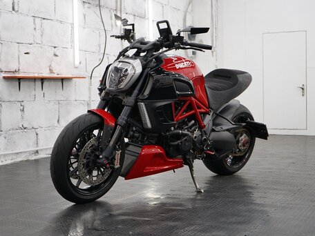 2011 Ducati Diavel, красный, 999999 рублей, вид 5