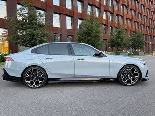 2024 BMW 5 серии 520i VIII (G60/G61/G68), серый, 7850000 рублей, вид 2