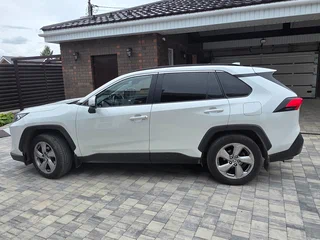 2021 Toyota RAV4 V (XA50), белый, 2850000 рублей, вид 3