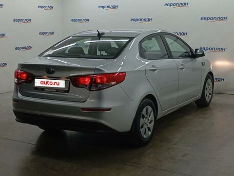 2017 Kia Rio III Рестайлинг, серебристый, 1074000 рублей, вид 3