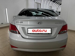 2014 Hyundai Solaris I Рестайлинг, серебристый, 925000 рублей, вид 4