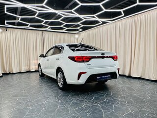 2020 Kia Rio IV Рестайлинг, белый, 1649999 рублей, вид 4