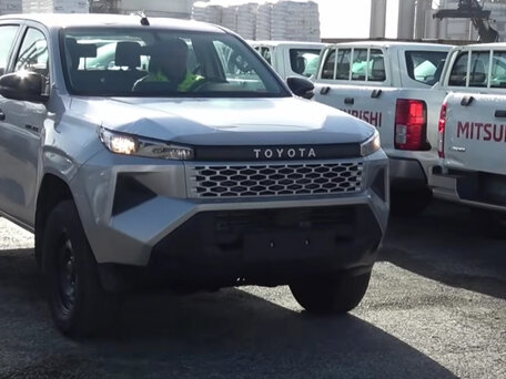 2026 Toyota Hilux IX, серебристый, 4410000 рублей, вид 4