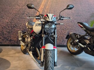 2026 Triumph Trident 800, серый, 1590000 рублей, вид 2
