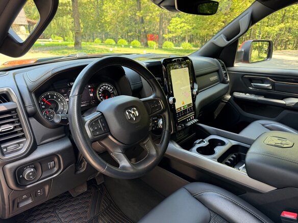 2022 Ram 1500 Crew Cab V, оранжевый, 6800000 рублей - вид 17