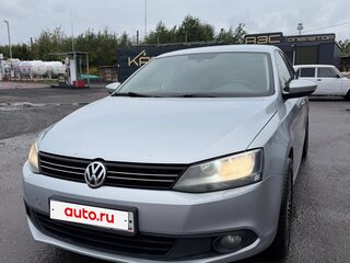 2013 Volkswagen Jetta VI, серебристый, 880000 рублей, вид 2