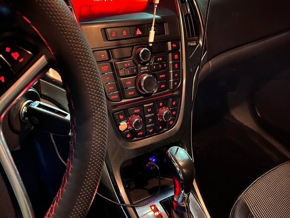 2013 Opel Astra J Рестайлинг, чёрный, 750000 рублей - вид 8