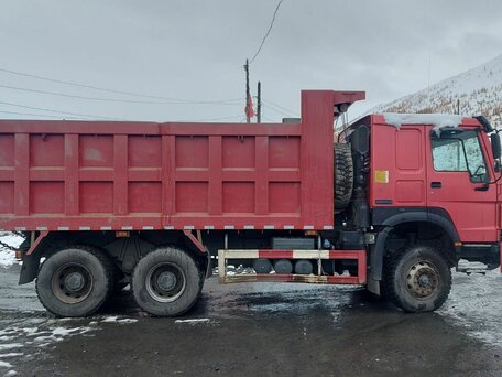 2020 Sinotruk Howo ZZ3327, красный, 4000000 рублей, вид 2
