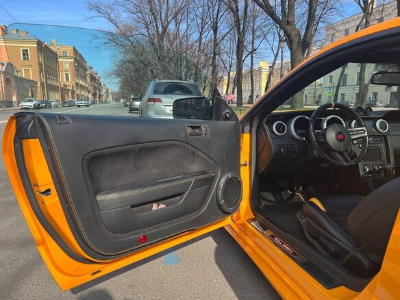 2008 Ford Mustang V, оранжевый, 3400000 рублей - вид 12