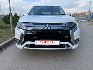 2018 Mitsubishi Outlander PHEV III Рестайлинг 3, белый, 2800000 рублей, вид 1