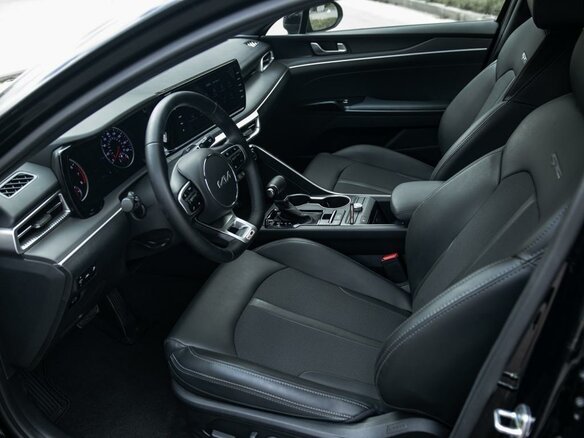 2021 Kia K5 III, чёрный, 3100000 рублей - вид 6
