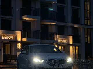 2020 BMW 1 серии 118i III (F40), белый, 1920000 рублей, вид 3