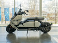 2023 BMW CE 04, белый - вид 1