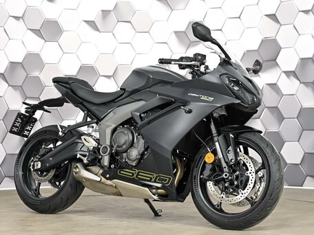 2024 Triumph Daytona 660, серый, 959000 рублей, вид 1
