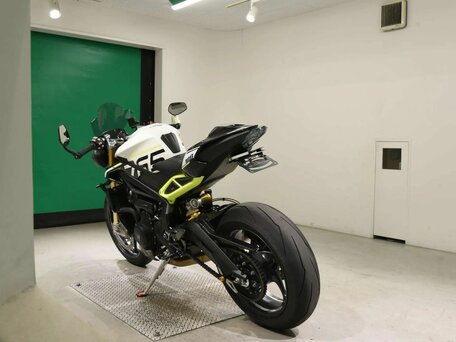 2024 Triumph Street Triple, белый, 1777000 рублей, вид 3