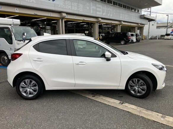 2022 Mazda 2 III (DJ) Рестайлинг, белый, 890700 рублей - вид 6