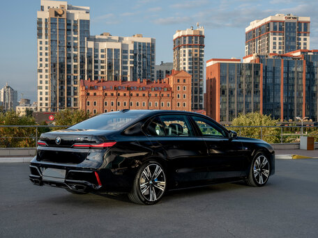 2022 BMW 7 серии 760i xDrive VII (G70), чёрный, 16900000 рублей, вид 4
