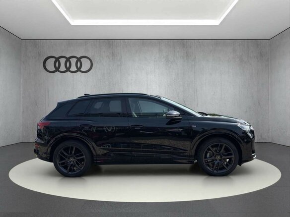 2026 Audi Q4 e-tron I Рестайлинг, чёрный, 7120000 рублей - вид 3