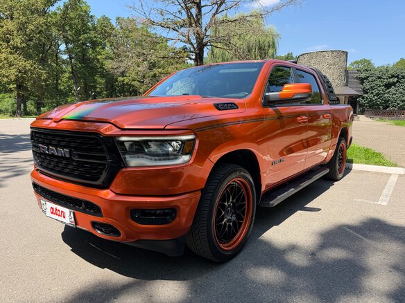 2022 Ram 1500 Crew Cab V, оранжевый, 6800000 рублей - вид 3