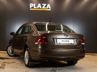 2016 Volkswagen Polo V Рестайлинг, коричневый, 1313000 рублей, вид 4