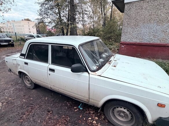 2003 Lada (ВАЗ) 2105, белый, 50000 рублей - вид 3