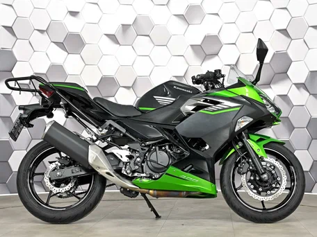 2024 Kawasaki Ninja 400, чёрный, 677000 рублей, вид 3