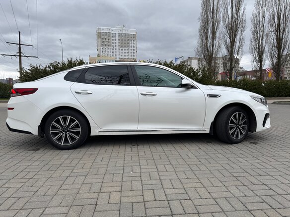 2019 Kia Optima IV Рестайлинг, белый, 2300000 рублей - вид 5