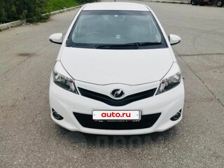 2013 Toyota Vitz III (XP130), белый, 770000 рублей, вид 1